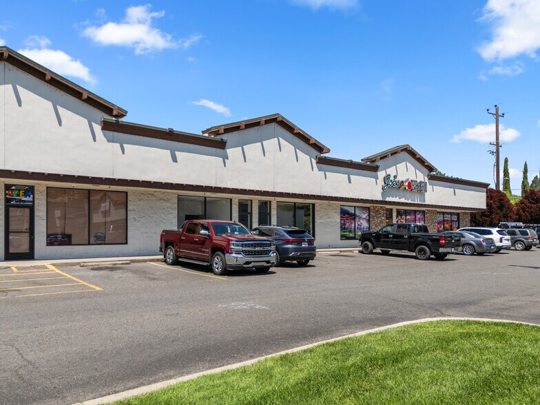 More Photos Of 820 NE E St, Grants Pass Storefront Retail Office For Sale
