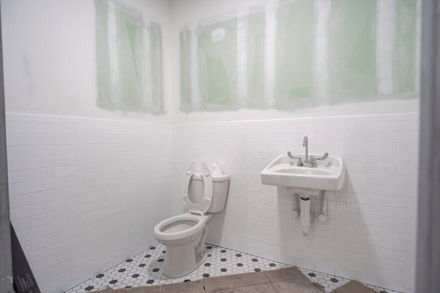 More Photos Of 7813 Metropolitan Ave, Middle Village Storefront Retail Office For Lease