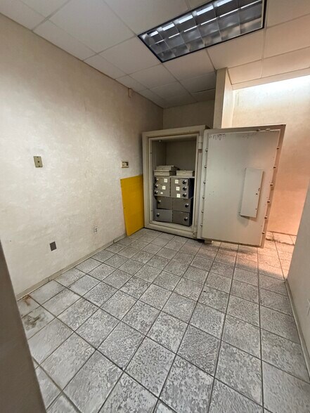 More Photos Of 13681 Roosevelt Ave, Flushing Office For Lease