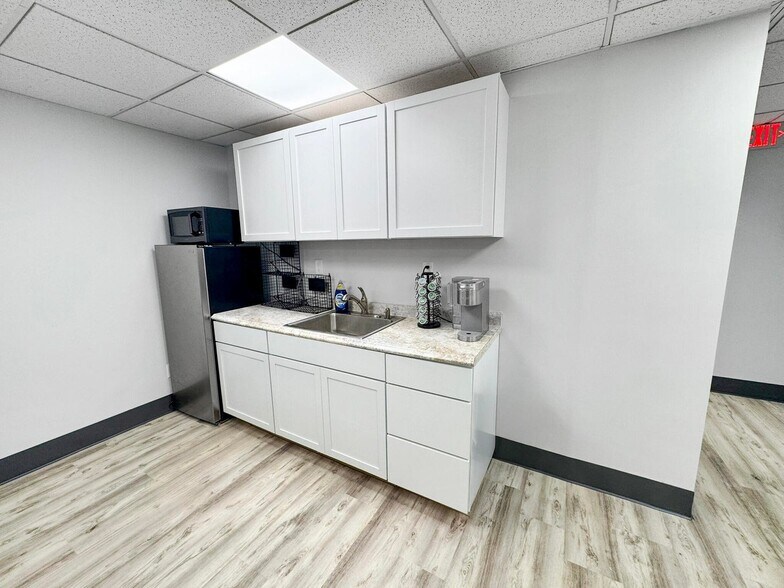 More Photos Of 225 Aberdeen Dr, Valparaiso Office For Sale