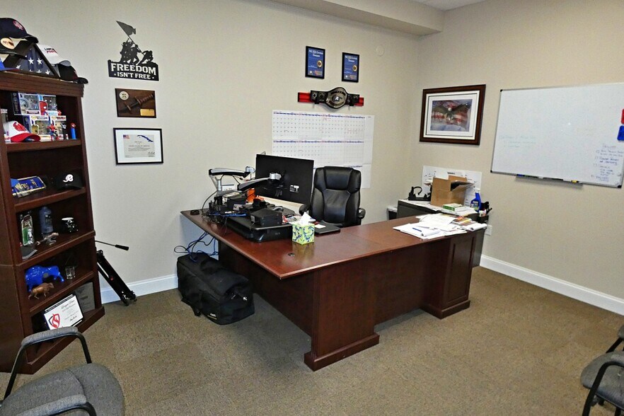 More Photos Of 10 W Main St, Lancaster Flex For Lease