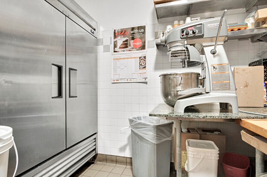 More Photos Of 2214 Stoner Ave, Los Angeles Freestanding For Lease