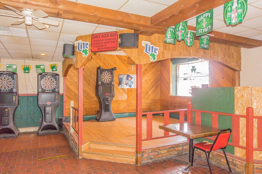 More Photos Of 318 W North Water St, New London Bar For Sale