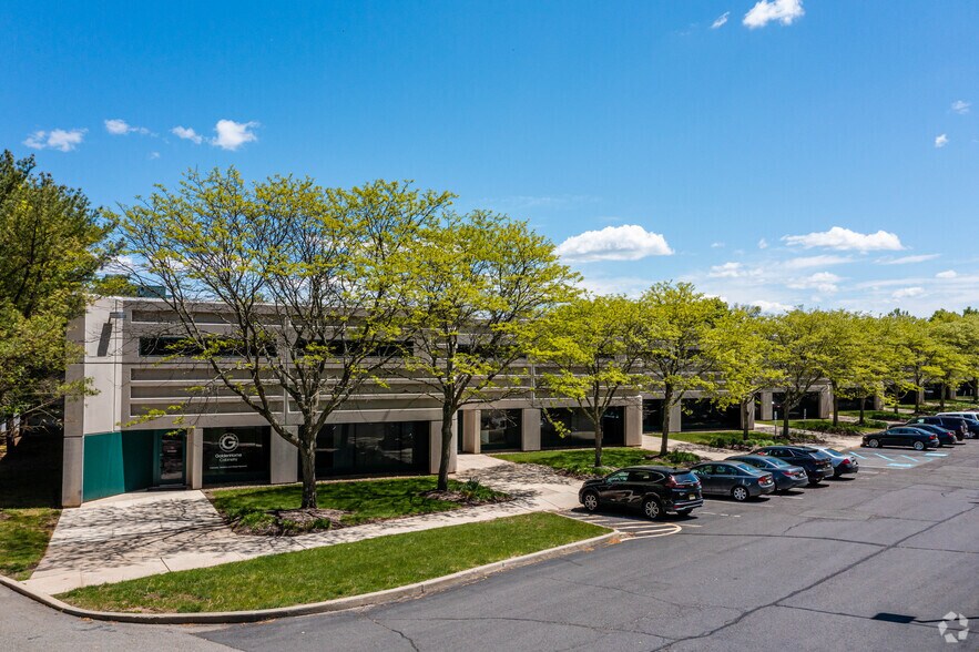 Primary Photo Of 400 Apgar Dr, Somerset Warehouse For Lease