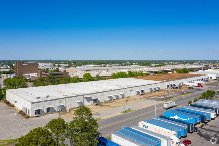 More Photos Of 3800-3884 Crowfarn Dr, Memphis Distribution For Lease