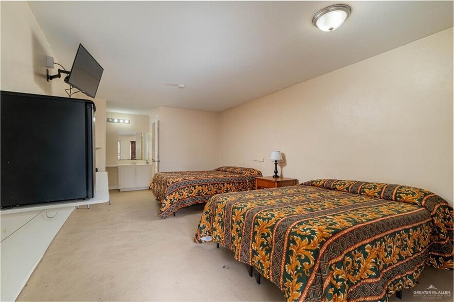 More Photos Of 2418 S Cage Blvd, Pharr Hotel For Sale
