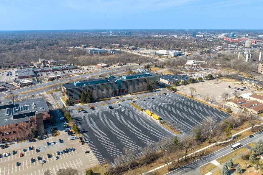 More Photos Of 25300-25330 Telegraph Rd, Southfield Office For Sale