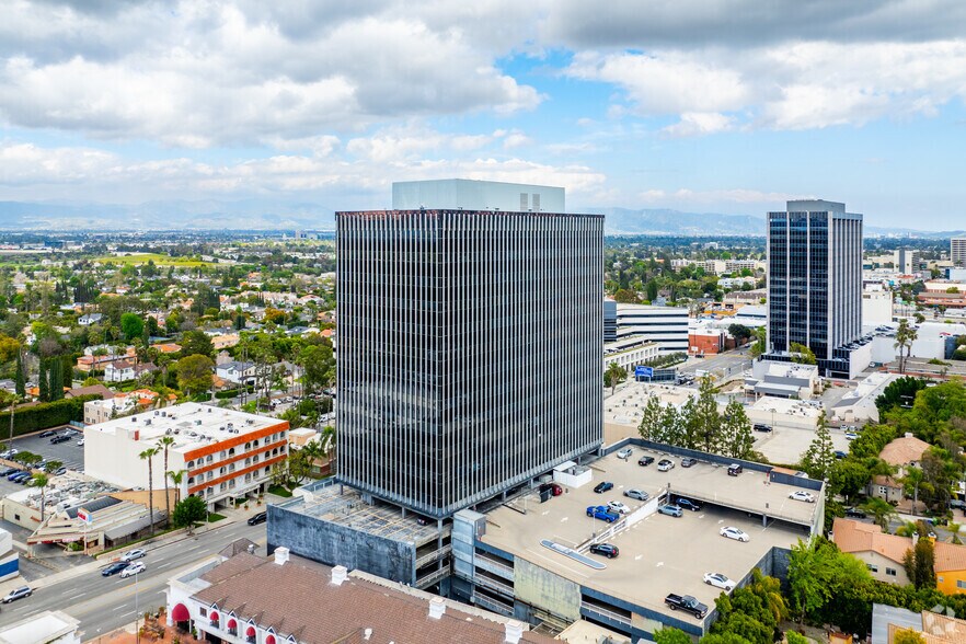 More Photos Of 15910 Ventura Blvd, Encino Office For Lease