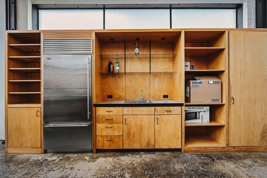 More Photos Of 311-321 Sixth St, San Antonio Office For Sale