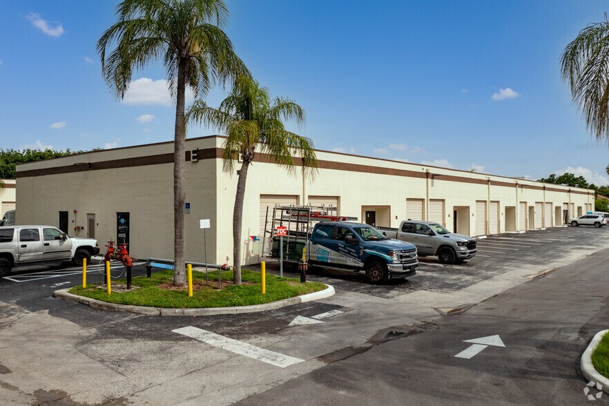 More Photos Of 10018 Spanish Isle Blvd, Boca Raton Warehouse For Lease