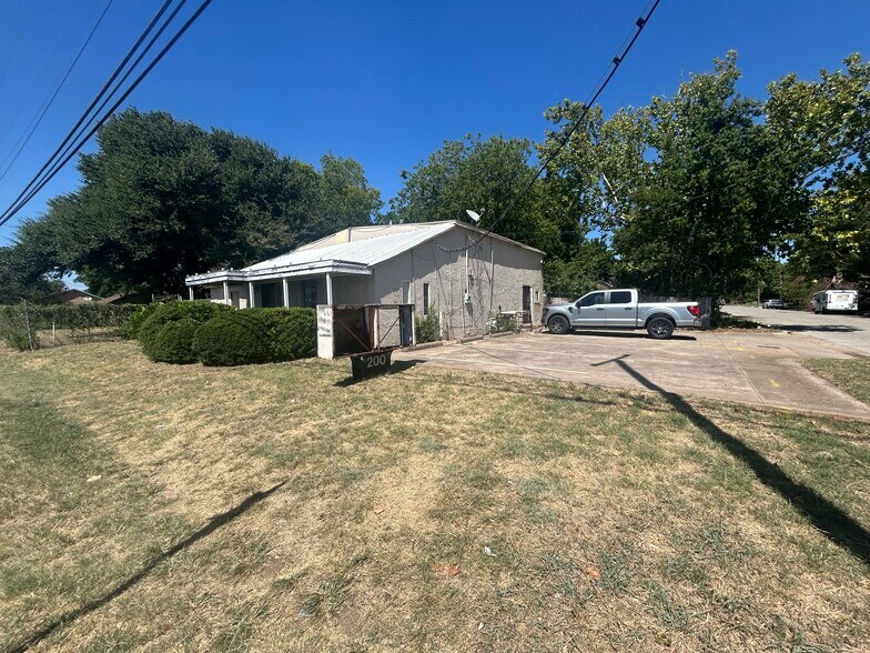 More Photos Of 200 N Beach St, Fort Worth Office For Sale
