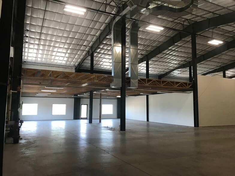 More Photos Of 209 County Road 156, Albany Showroom For Sale