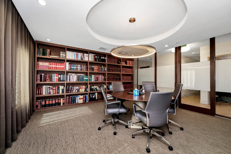 More Photos Of 1601 W Colonial Dr, Orlando Office For Lease