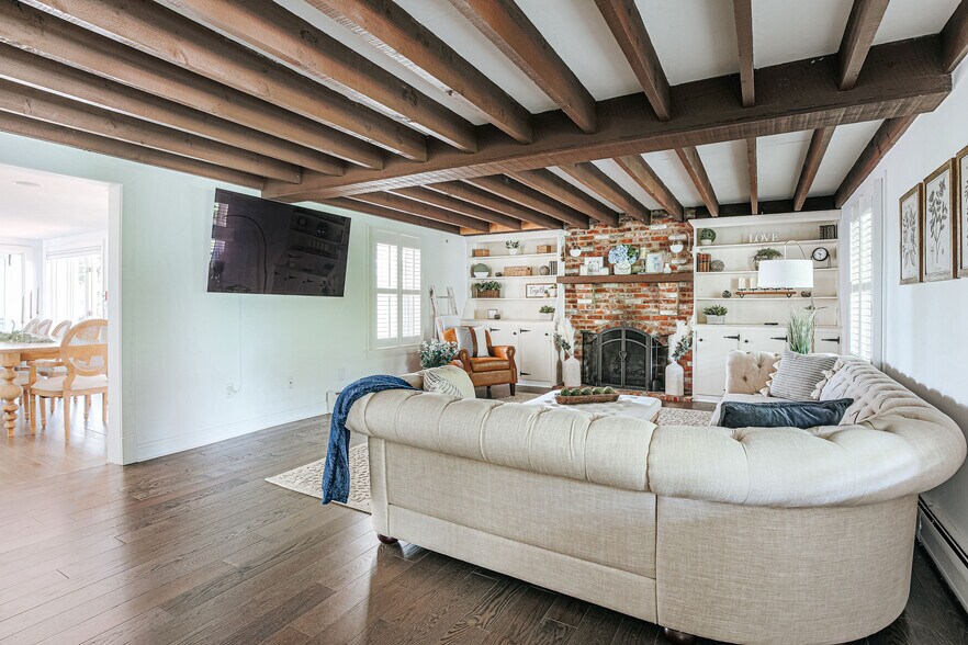 More Photos Of 1329 Commerce Rd, Staunton Hotel For Sale