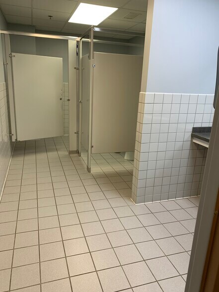 More Photos Of 1580 Mid Valley Dr, De Pere Office For Sale
