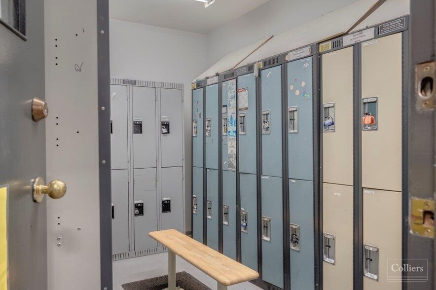 More Photos Of 19689 Telegraph Trl, Langley Twp Service For Lease