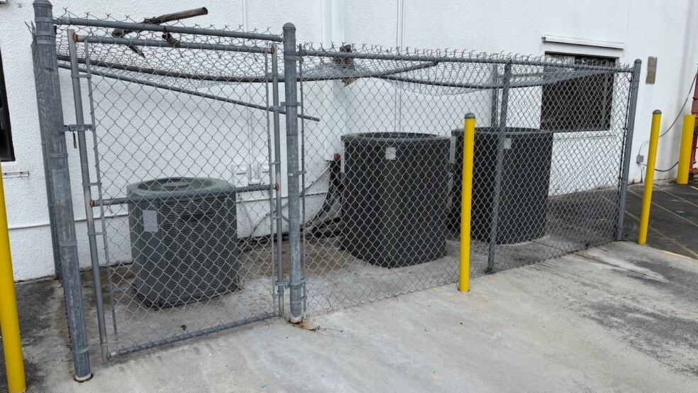 More Photos Of 1321 W 53rd St, Mangonia Park Warehouse For Sale