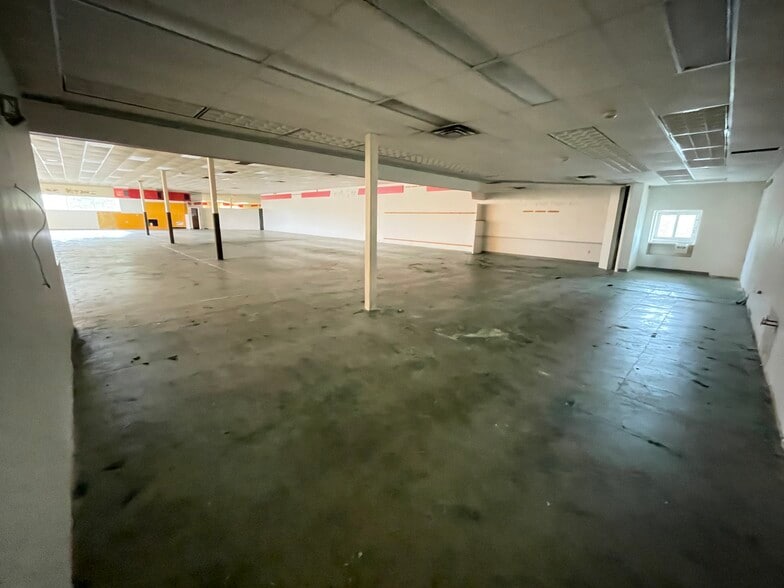 More Photos Of 601 W Sagamore Pky, West Lafayette General Retail For Lease