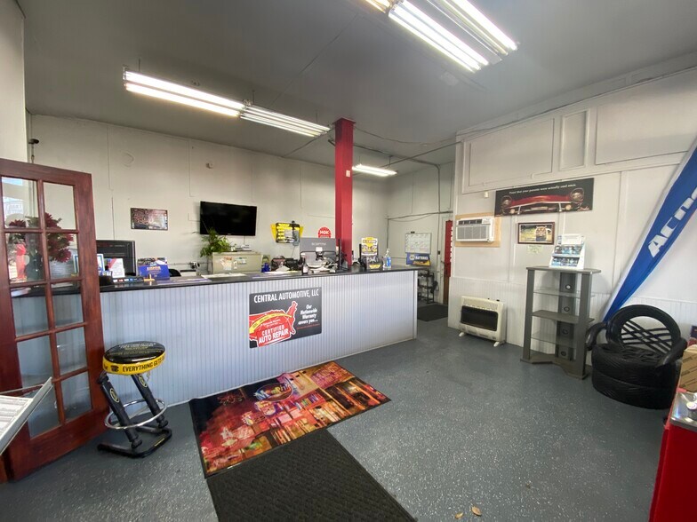 More Photos Of 2189 Central Ave, Memphis Auto Repair For Lease