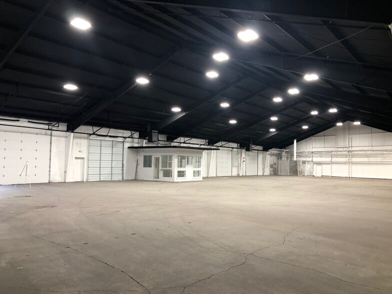 More Photos Of 10850 Harry Hines Blvd, Dallas Warehouse For Lease