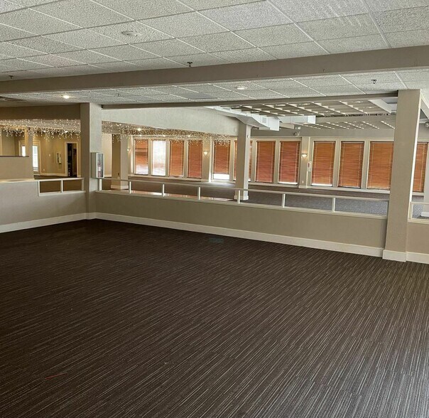 More Photos Of 111 Woodward Ct, South Bend Storefront For Sale