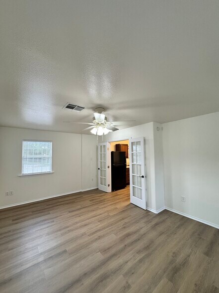 More Photos Of 143 N West St, Bertram Flex For Sale