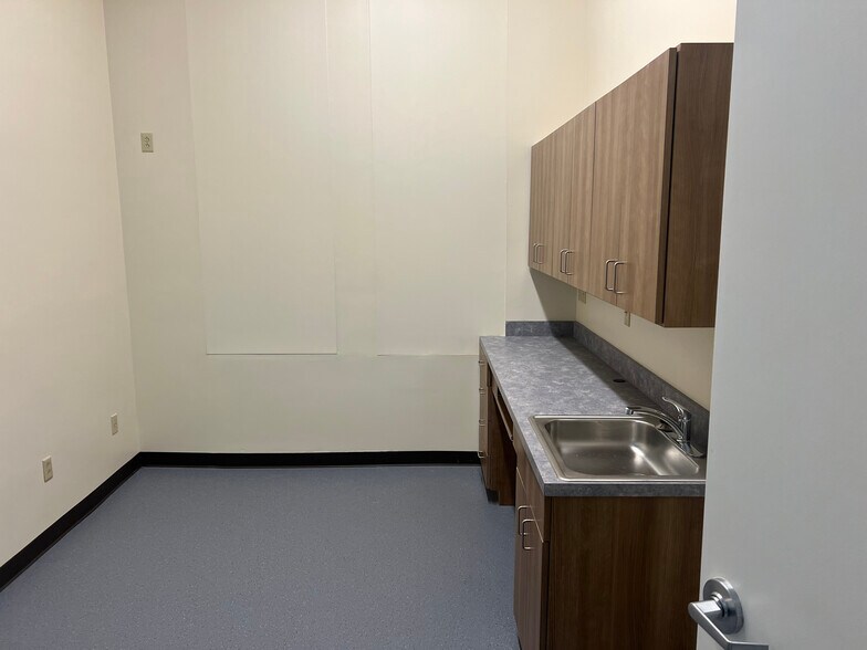 More Photos Of 417-429 Franklin Ave, Hartford Medical For Lease