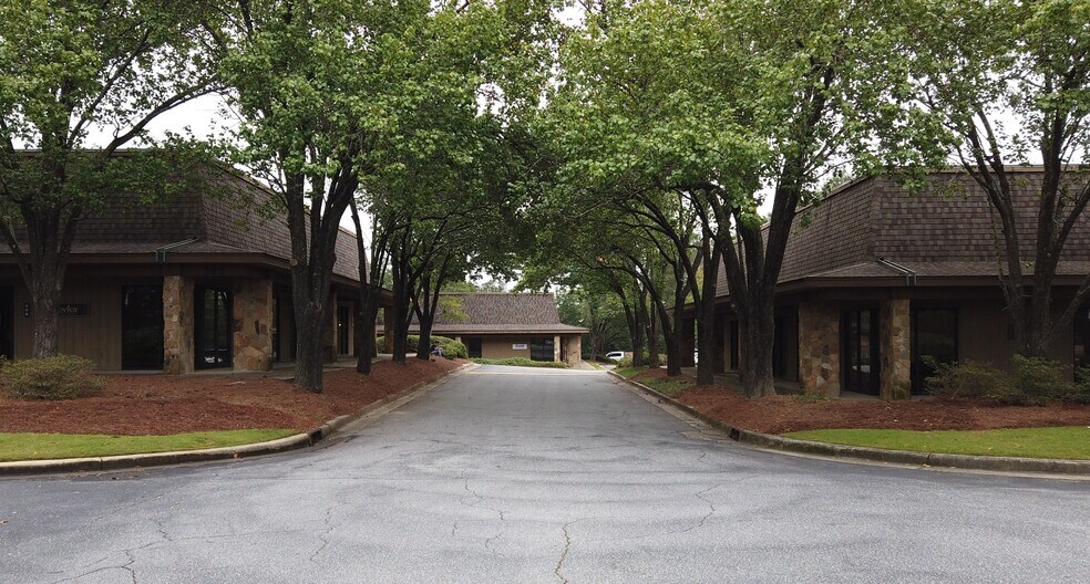 More Photos Of 5820 Veterans Pky, Columbus Medical For Lease