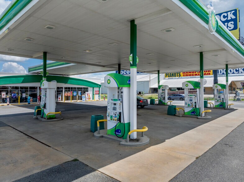 More Photos Of 805 7th St W, Tifton Service Station For Sale