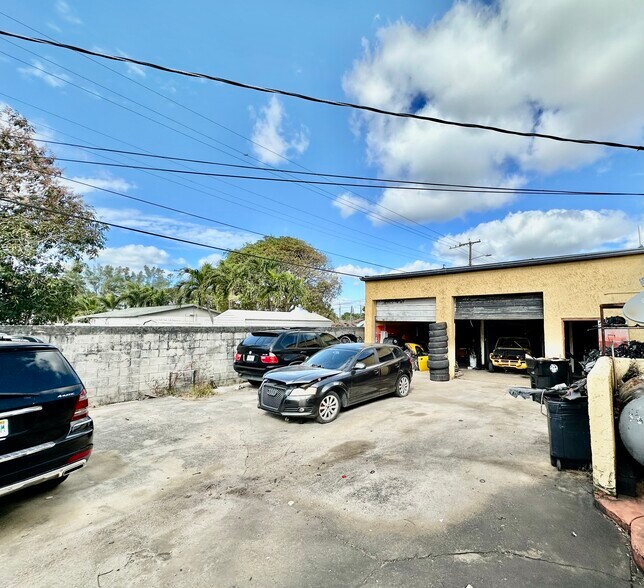 More Photos Of 901 S Dixie Hwy, Lake Worth General Retail For Sale
