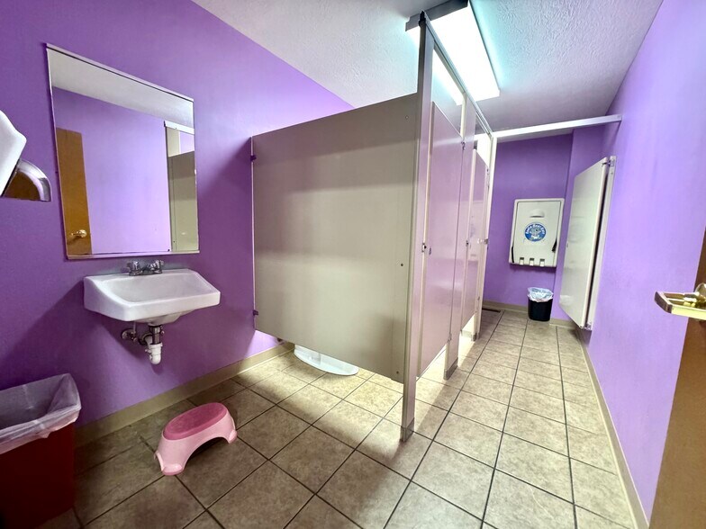 More Photos Of 2509 S 1st St, Terre Haute Showroom For Sale