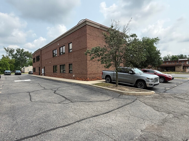 More Photos Of 30075 Greenfield Rd, Southfield Medical For Sale