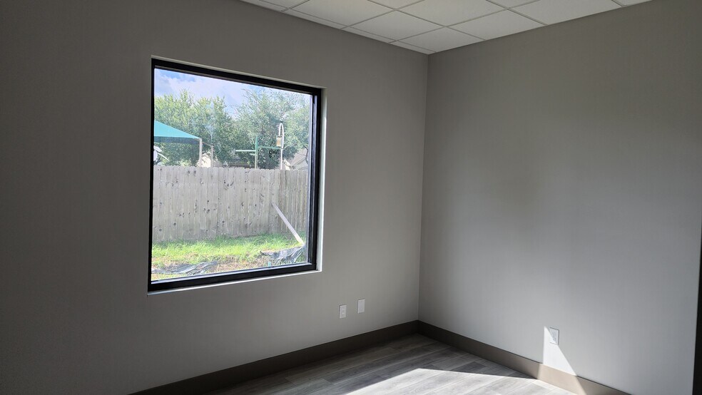 More Photos Of 1849 Forest Park Ln, Pearland Medical For Sale