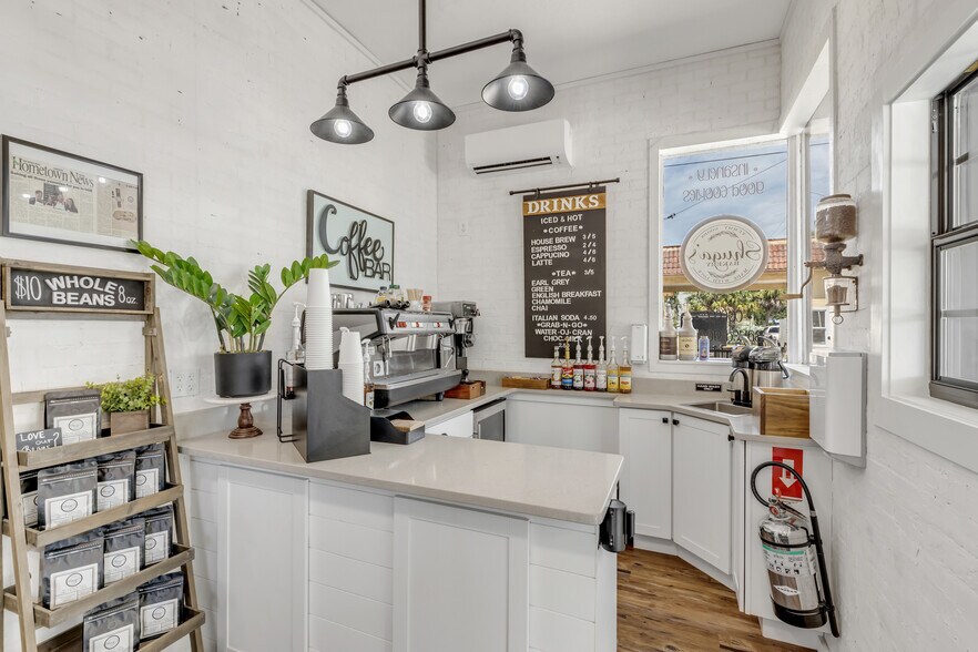 More Photos Of 218 N Orange St, New Smyrna Beach Freestanding For Sale