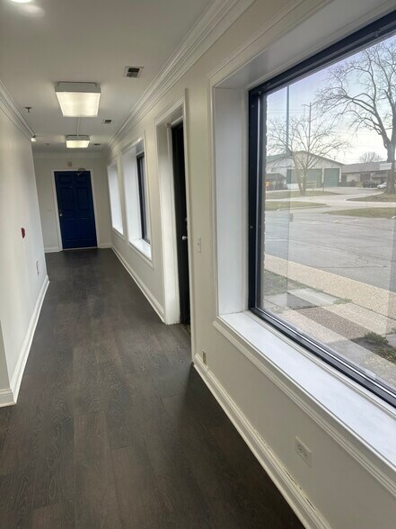 More Photos Of 419 W Washington Ave, Lake Bluff Flex For Lease