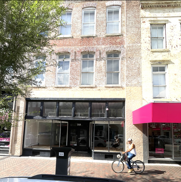 Primary Photo Of 318-320 W Broughton St, Savannah Storefront Retail Residential For Lease