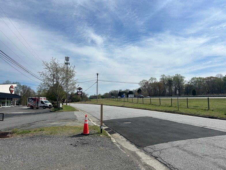 More Photos Of 3439 Myer Lee Dr, Winston-Salem Freestanding For Lease