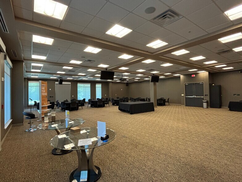 More Photos Of 2800 Shoreline Dr, Denton Medical For Sale