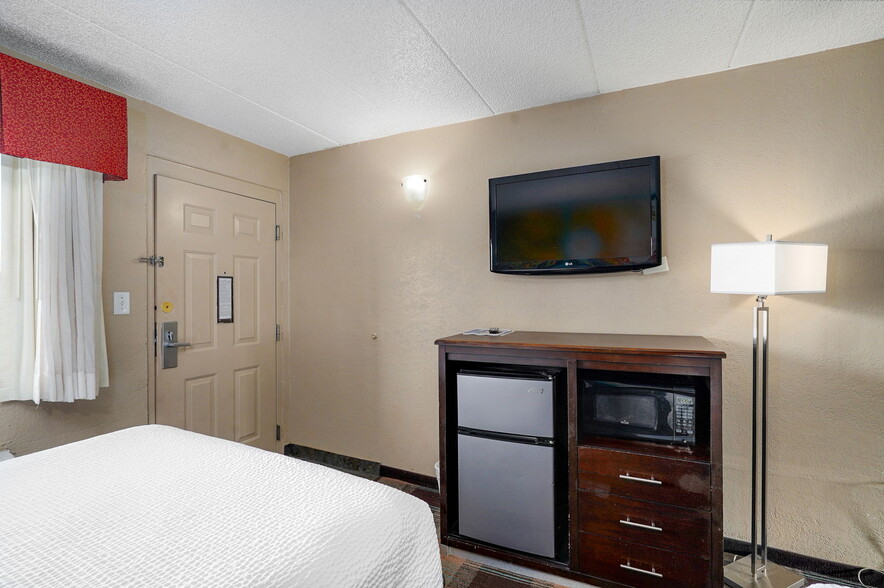 More Photos Of 3114 N Kentwood Ave, Springfield Hotel For Sale