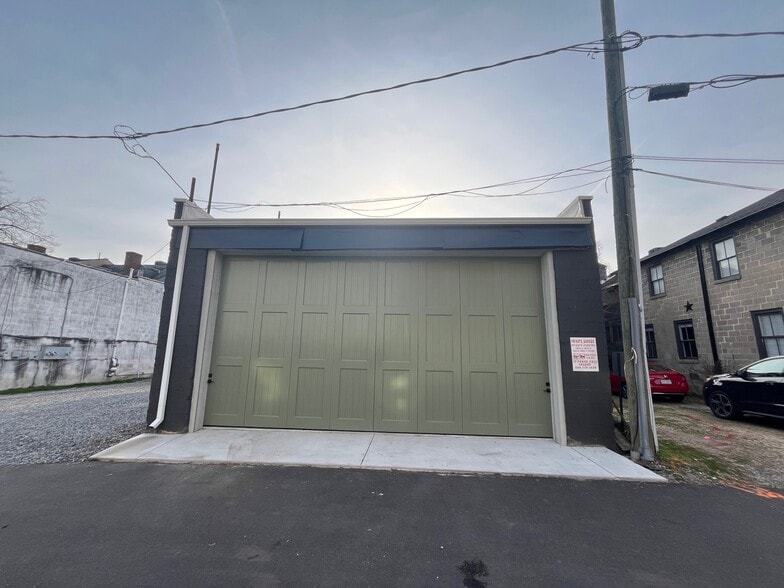 More Photos Of 721-W Caroline St, Fredericksburg Flex For Lease