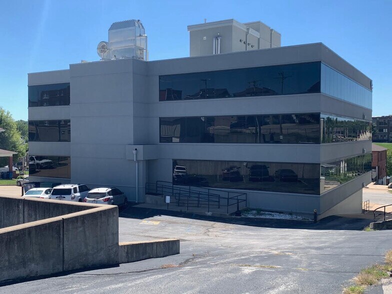 More Photos Of 515 E High St, Jefferson City Office For Sale