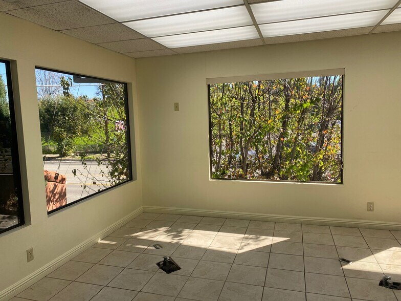 More Photos Of 23111 Ventura Blvd, Woodland Hills Medical For Lease