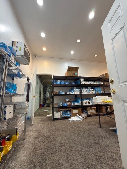 More Photos Of 250 E Cleveland Ave, Norwood Light Distribution For Lease