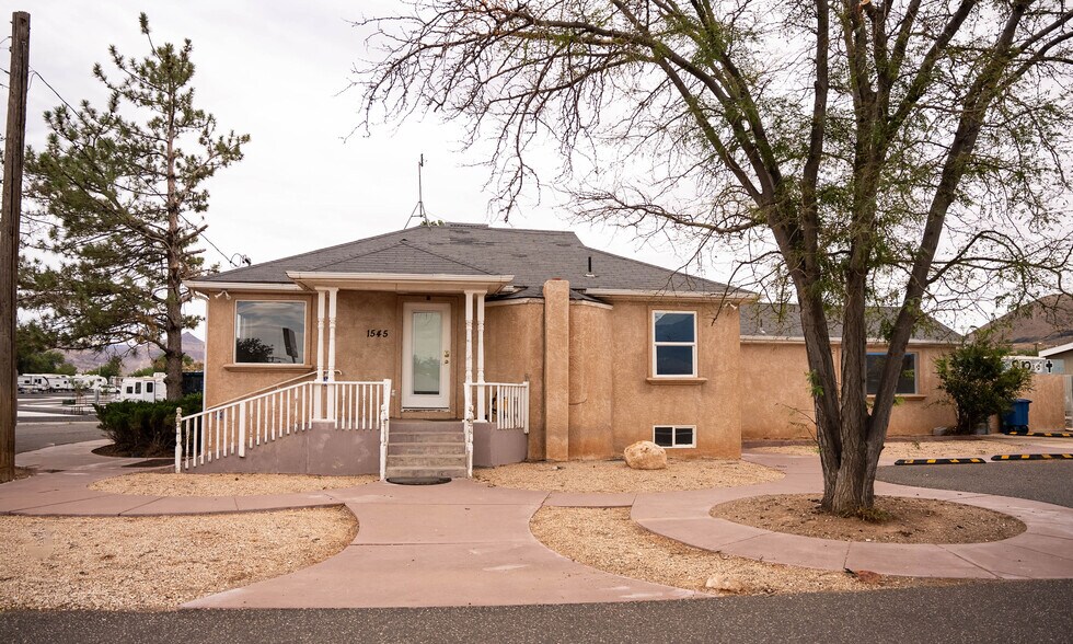 More Photos Of 1545 W State St, Hurricane Veterinarian Kennel For Lease