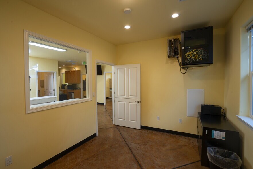 More Photos Of 660 N 7th Ave, Sequim Veterinarian Kennel For Sale