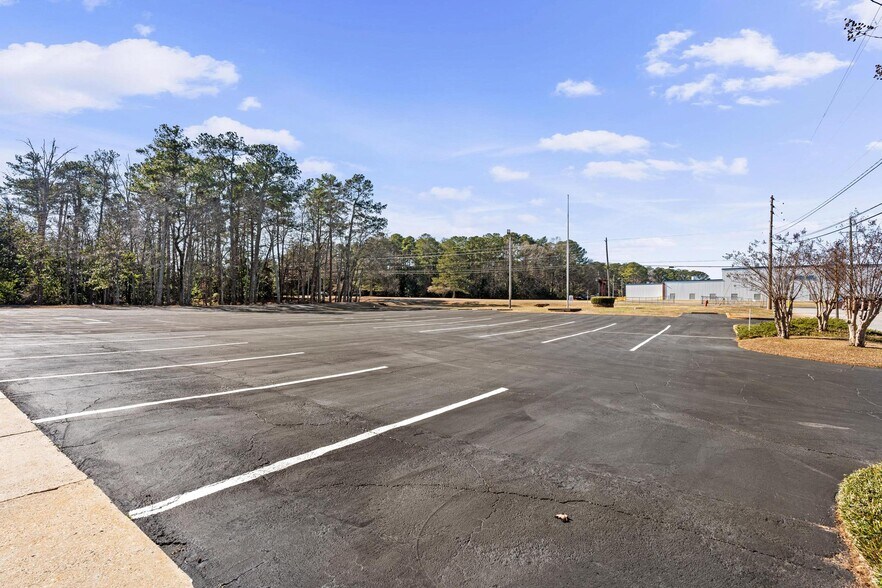 More Photos Of 1016 Everee Inn Rd, Griffin Business Park For Sale