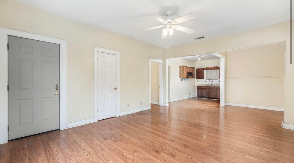 More Photos Of 1121 W Hildebrand Ave, San Antonio General Retail For Sale