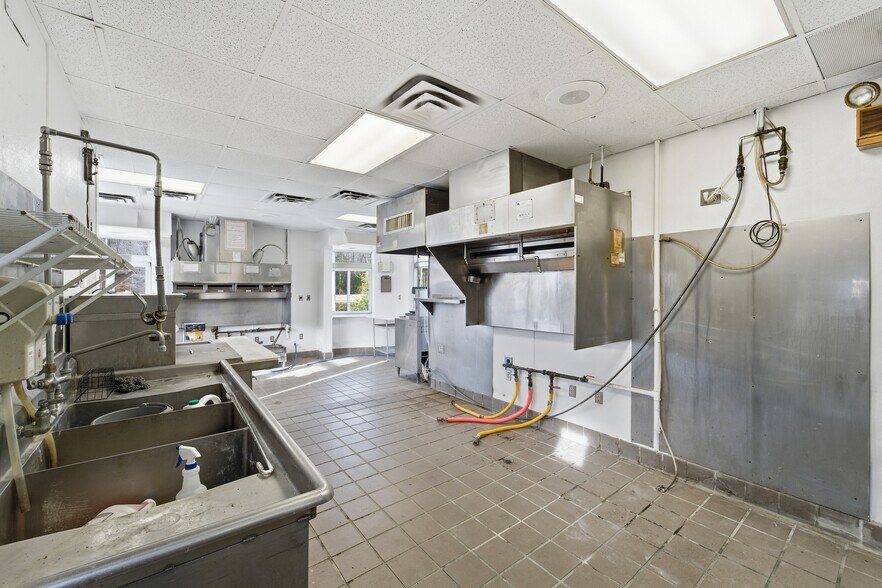 More Photos Of 5079 James Madison Pky, King George Fast Food For Sale