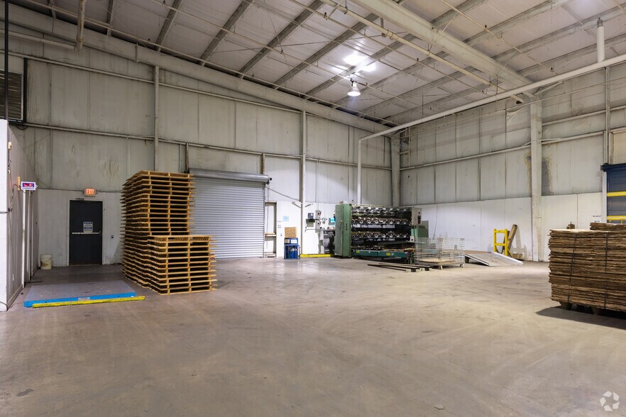 More Photos Of 715 S River Street, Calhoun Warehouse For Lease