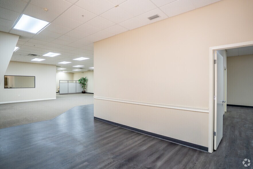 More Photos Of 6914 Asphalt Ave, Tampa Warehouse For Lease